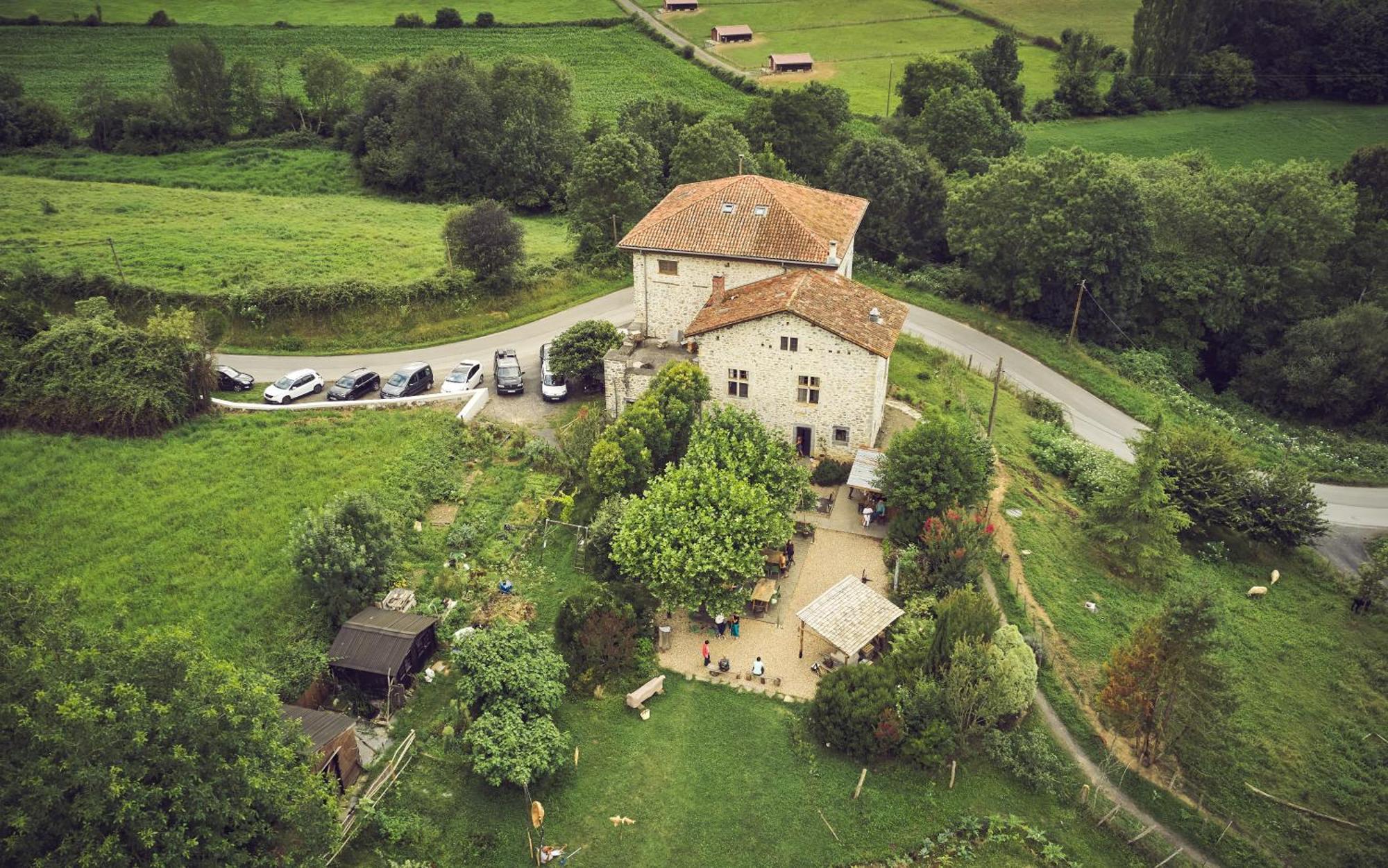 Les Fous Du Village Saint-Esteben Exterior foto